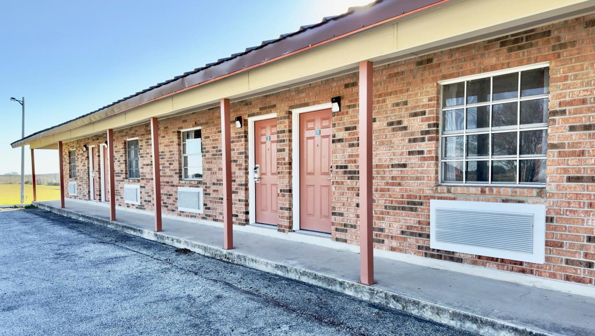 Regency Inn Hondo Extérieur photo