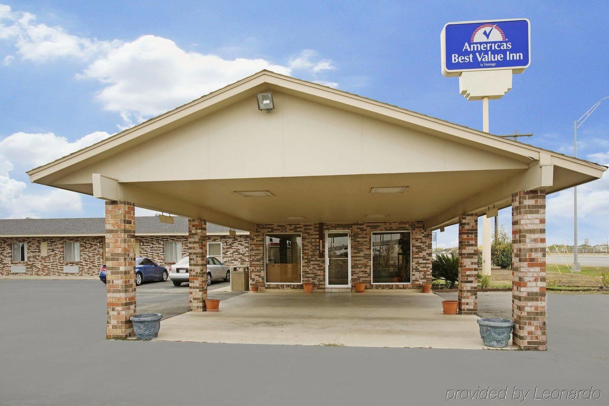 Regency Inn Hondo Extérieur photo